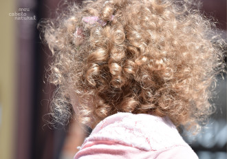 criança de cabelo cacheado loiro melhores produtos para cabelos cacheados infantis