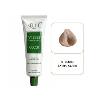 Coloração capilar Keune So Pure Color, tonalidade 9 Louro Extra Claro. A bisnaga de 60 ml tem aproximadamente 15 cm de altura, acabamento branco prateado, rótulo verde-escuro e tampa verde canelada. À direita, uma mecha de cabelo em tom loiro muito claro,