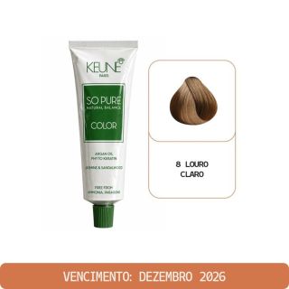 Coloração capilar Keune So Pure Color, tonalidade 8 Louro Claro. A bisnaga de 60 ml tem aproximadamente 15 cm de altura, acabamento branco prateado, rótulo verde-escuro e tampa verde canelada. À direita, uma mecha de cabelo loiro claro, com nuances dourad