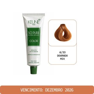 Coloração capilar Keune So Pure Color, tonalidade 0/33 Dourado Mix. A bisnaga de 60 ml tem aproximadamente 15 cm de altura, acabamento branco prateado, rótulo verde-escuro e tampa verde canelada. À direita, uma mecha de cabelo em tom dourado intenso, com