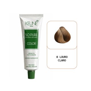 Coloração capilar Keune So Pure Color, tonalidade 8 Louro Claro. A bisnaga de 60 ml tem aproximadamente 15 cm de altura, acabamento branco prateado, rótulo verde-escuro e tampa verde canelada. À direita, uma mecha de cabelo loiro claro, com nuances dourad