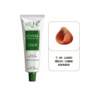 Coloração capilar Keune So Pure Color, tonalidade 7.43 Louro Médio Cobre Dourado. A bisnaga de 60 ml tem aproximadamente 15 cm de altura, acabamento branco prateado, rótulo verde-escuro e tampa verde canelada. À direita, uma mecha de cabelo com reflexos a
