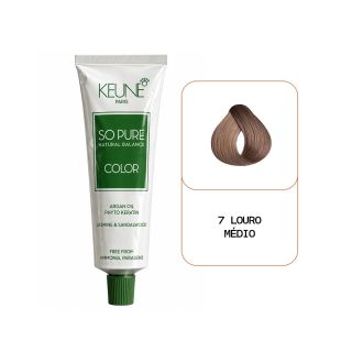 Coloração capilar Keune So Pure Color, tonalidade 7 Louro Médio. A bisnaga de 60 ml tem aproximadamente 15 cm de altura, acabamento branco prateado, rótulo verde-escuro e tampa verde canelada. À direita, uma mecha de cabelo em tom loiro médio, com nuances
