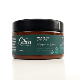 Fundo branco, ao centro embalagem marrom escura com tampa preta, rótulo verde escuro descrito Cativa Natureza, manteiga capilar Maria da Selva, Mulateiro, Guanxuma, pracaxi e andiroba, 250g.