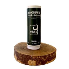 fundo branco com desodorante natural ao centro apoiado em uma madeira arredondada. o produto possui embalagem branca de papel com rótulo de papel verde escrito desodorante lavanda e melaleuca. usar delicadamente e sem excesso. sem aluminio. peso liquido 5
