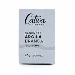 Fundo branco ao centro caixa branca do sabonete descrito Cativa Natureza sabonete argila branca pele normal 60g uso externo facial e corporal.