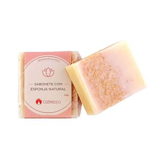 Fundo branco com sabonete embalado do lado direito da imagem com rótulo rosa descrito renovação da pele, sabonete com esponja natural 100g cativaspa. Ao lado, um sabonete aberto deitado.