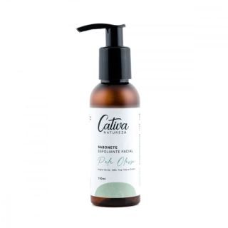 Fundo branco com embalagem marrom escura ao centro da imagem com rótulo branco descrito Cativa Natureza sabonete esfoliante facial pele oleosa argila verde, CBA, Tea Tree e Cravo 110mL.