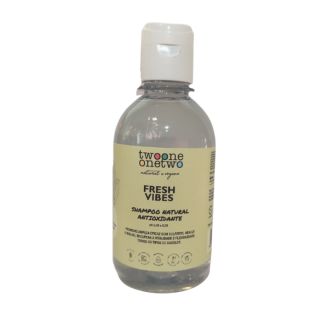 fundo branco com shampoo twoone onetwo fresh vibes. tampa branca com vaso transparente e liquido transparente. se lê shampoo natural antioxidante.  promove limpeza eficaz sem sulfatos, realça o brilho, recupera a vitalidade e flexibilidade, todos os tipos