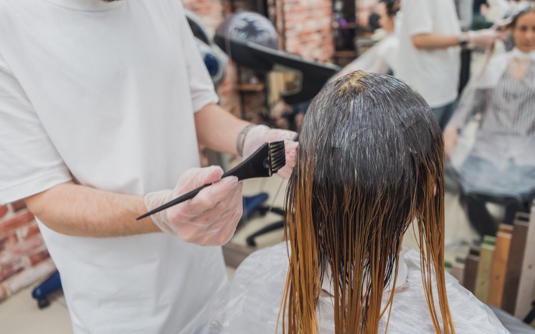 Como disfarçar o cabelo branco? Conheça 6 dicas!